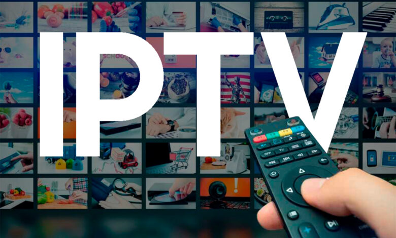 Usuario viendo fútbol en una app IPTV pirata