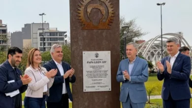 Gobernador Martín Llaryora, intendente Daniel Passerini y exgobernador Juan Schiaretti inauguran el Parque León XIV frente al Centro Cívico