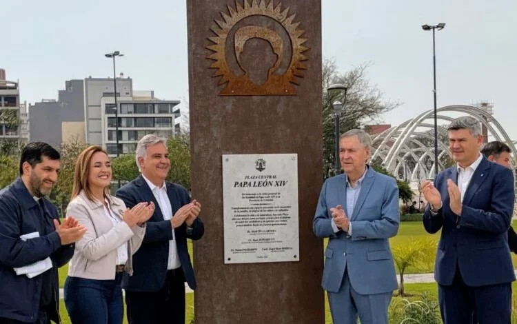 Gobernador Martín Llaryora, intendente Daniel Passerini y exgobernador Juan Schiaretti inauguran el Parque León XIV frente al Centro Cívico