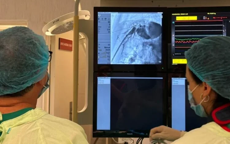 Niña de 2 años tras cirugía de derivación biliar percutánea en Córdoba
