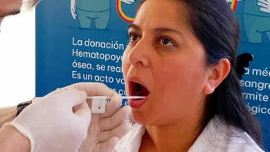 Persona realizando hisopado bucal para registro de donante de médula ósea en ECODAIC, Córdoba