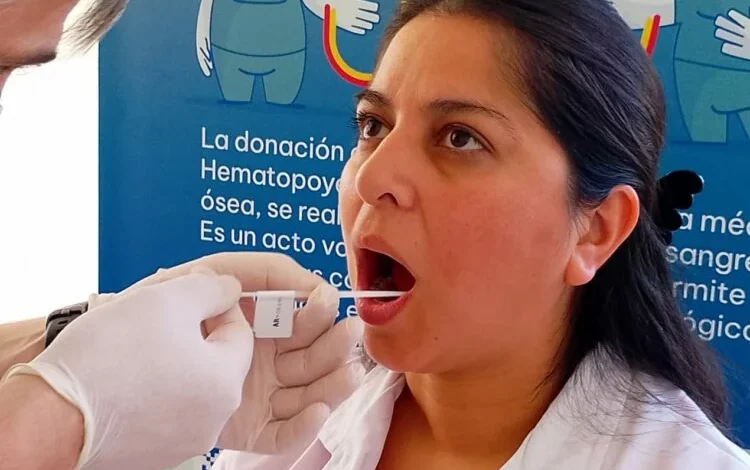 Persona realizando hisopado bucal para registro de donante de médula ósea en ECODAIC, Córdoba