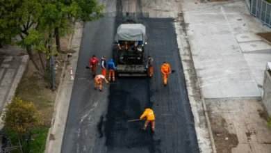 Obreros trabajando en la repavimentación nocturna de la avenida General Paz en Córdoba
