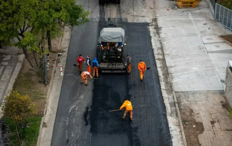 Obreros trabajando en la repavimentación nocturna de la avenida General Paz en Córdoba