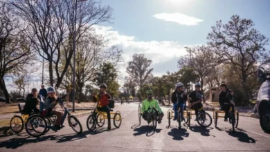 Participantes de la primera experiencia de ciclismo urbano adaptado en el Parque Sarmiento, Córdoba
