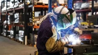 Fábrica metalúrgica en la zona industrial de Córdoba con máquinas inactivas