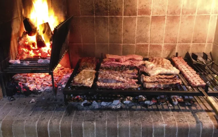 Parrilla de asado tradicional con costilla de novillo en Córdoba
