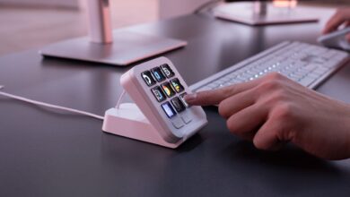 MX Keypad de Logitech en colores Graphite y Pale Grey sobre escritorio