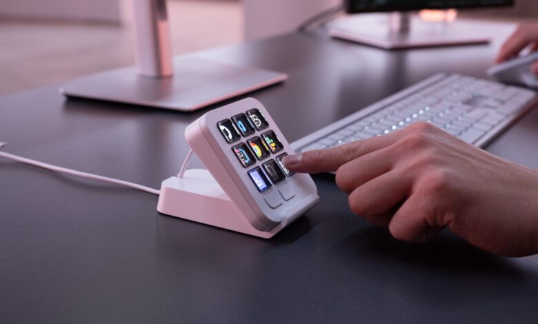 MX Keypad de Logitech en colores Graphite y Pale Grey sobre escritorio