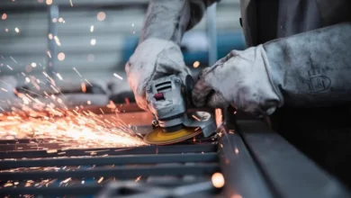 Fábrica metalúrgica en la zona industrial de Córdoba con maquinaria y trabajadores
