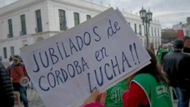 Manifestantes reunidos en Plaza San Martín durante la protesta contra la cobertura de salud de PAMI