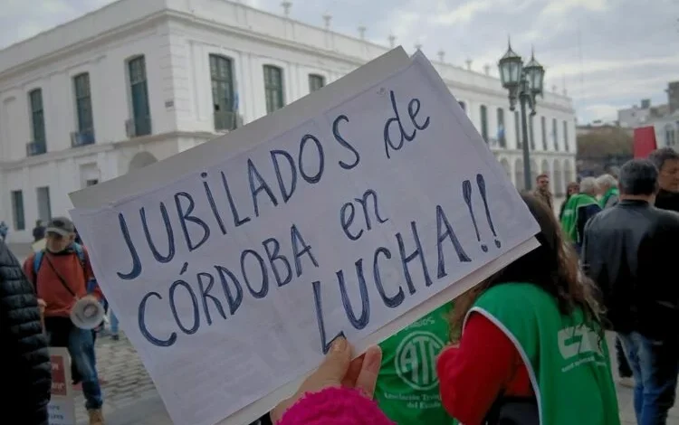 Manifestantes reunidos en Plaza San Martín durante la protesta contra la cobertura de salud de PAMI