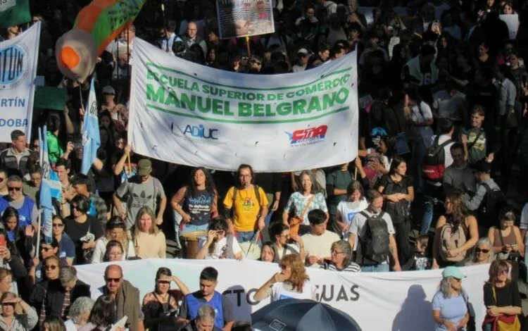Paro docente en los colegios preuniversitarios Manuel Belgrano y Monserrat