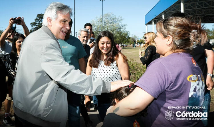 Gobernador Martín Llaryora inspecciona la renovación de la plaza Pablo Bracamonte en Colinas del Cerro