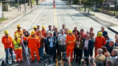 Obra vial y cloacal en la avenida Enrique Bodereau, Villa Allende, con maquinaria y señalización