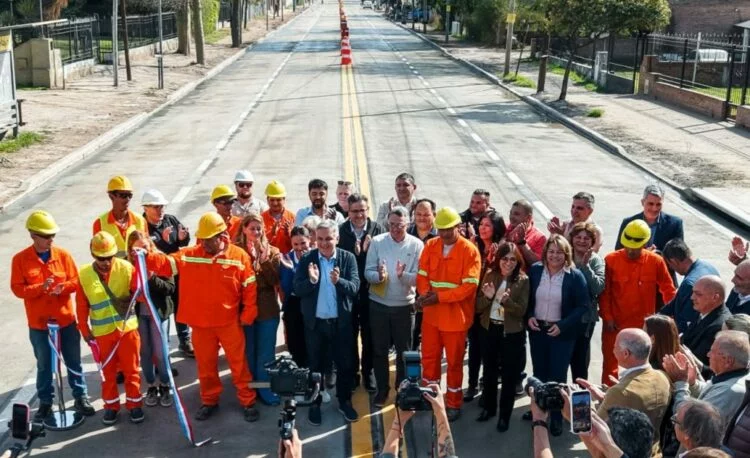 Obra vial y cloacal en la avenida Enrique Bodereau, Villa Allende, con maquinaria y señalización