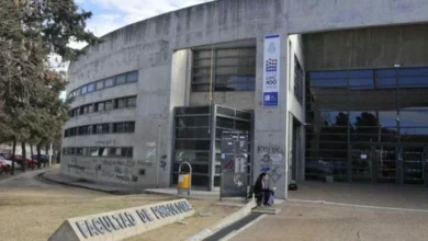 Participantes de la Semana Amarilla de la UNC con camisetas amarillas en la Facultad de Psicología