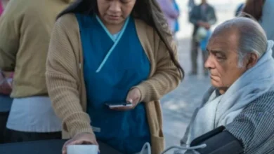 Voluntarios de la Municipalidad de Córdoba ofreciendo controles de presión arterial y peso en la Plaza San Martín