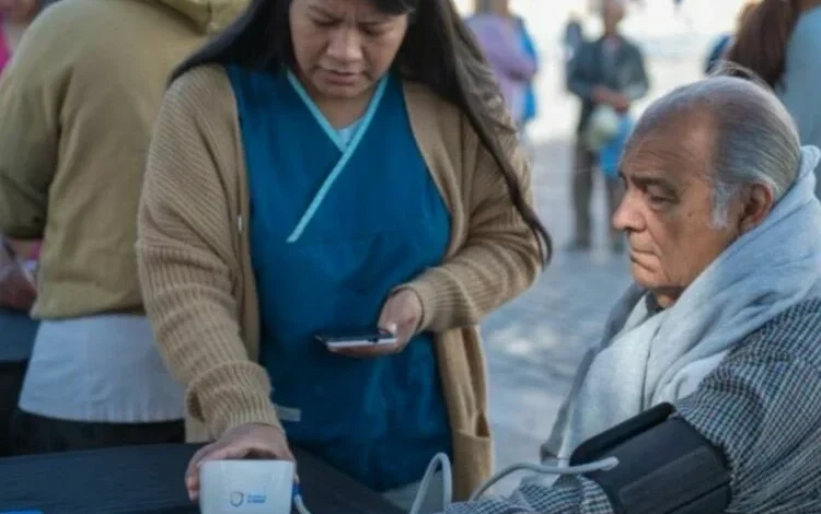 Voluntarios de la Municipalidad de Córdoba ofreciendo controles de presión arterial y peso en la Plaza San Martín