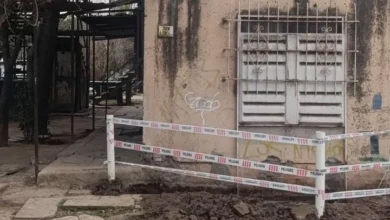 Vecinos del barrio SEP frente a los edificios del complejo, demandando una solución al problema de escrituras y obras.