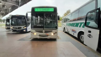 Logo de Aoita frente a una parada de ómnibus en Córdoba