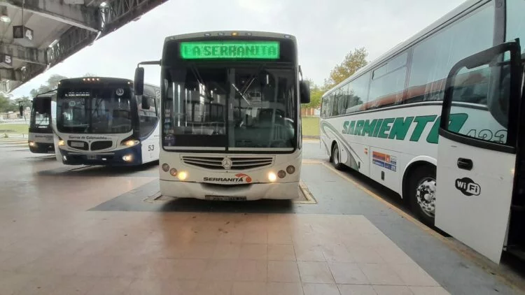 Logo de Aoita frente a una parada de ómnibus en Córdoba