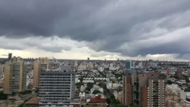 Cielo nublado sobre la ciudad de Córdoba con nubes de tormenta