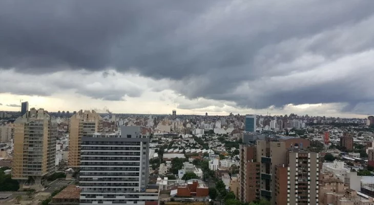 Cielo nublado sobre la ciudad de Córdoba con nubes de tormenta
