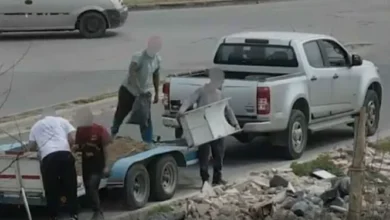 Policía cordobesa retira una camioneta y su acoplado tras detener a quienes arrojaron basura en un terreno baldío