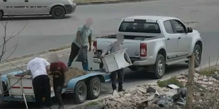 Policía cordobesa retira una camioneta y su acoplado tras detener a quienes arrojaron basura en un terreno baldío