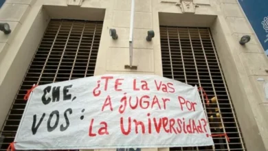Manifestación de docentes de la ADIUC en Córdoba exigiendo salarios y financiamiento universitario