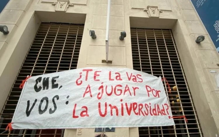 Manifestación de docentes de la ADIUC en Córdoba exigiendo salarios y financiamiento universitario