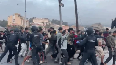 Migrantes esperando el traslado en la playa de Benítez, Ceuta