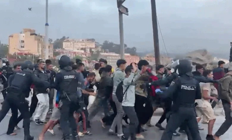 Migrantes esperando el traslado en la playa de Benítez, Ceuta