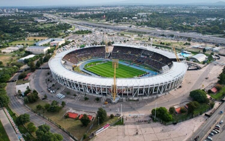 Niños de clubes cordobeses disfrutando del partido de la Selección Argentina en la Platea Gasparini Alta del Estadio Mario Alberto Kempes