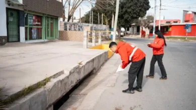 Equipo municipal revisando una alcantarilla en el norte de la ciudad de Córdoba