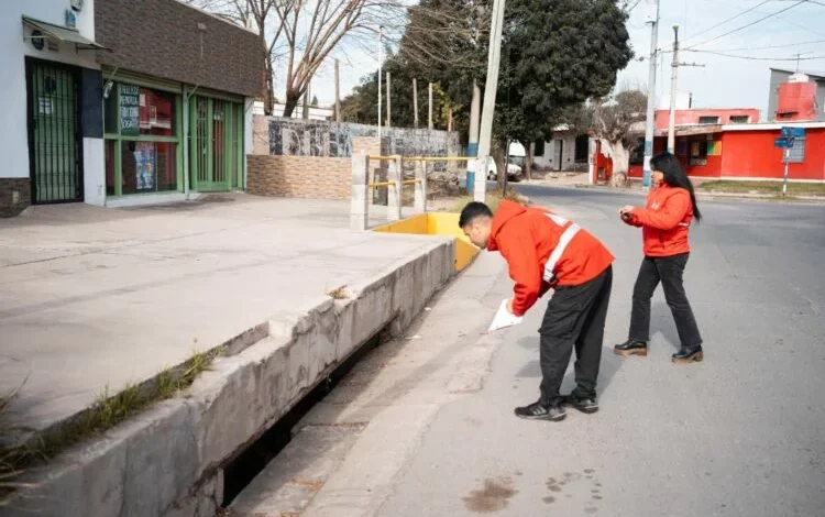 Equipo municipal revisando una alcantarilla en el norte de la ciudad de Córdoba