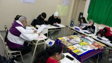 Jóvenes y adultos inscribiéndose en la educación provincial de Córdoba 2027