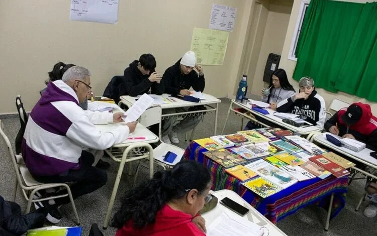 Jóvenes y adultos inscribiéndose en la educación provincial de Córdoba 2027