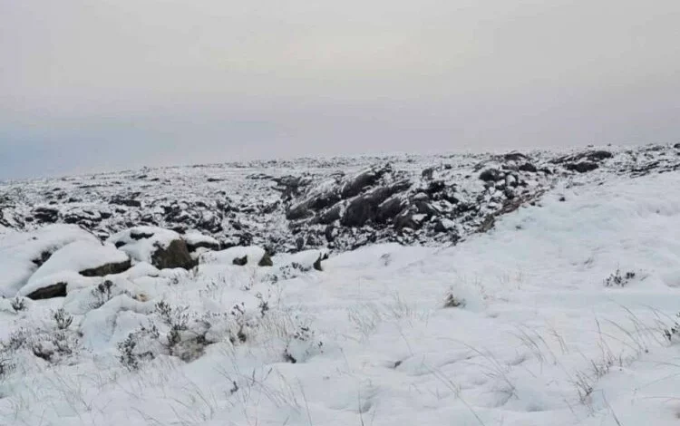 Camino de las Altas Cumbres cubierto de hielo y nieve en la zona serrana de Córdoba
