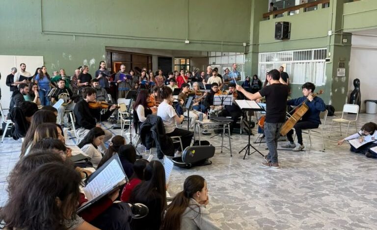 Orquesta Sinfónica Oceánica y coros en el escenario del Teatro Real