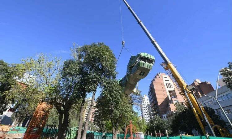 Dinosaurio gigante de metal y plástico instalado en el Parque de las Tejas, Córdoba