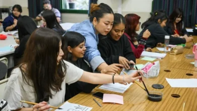 Alumnos de secundaria cordobesa practicando escritura de caracteres chinos