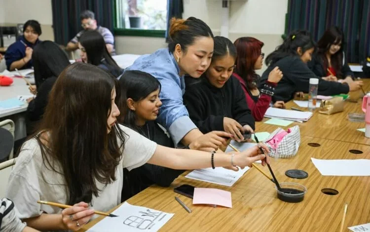 Alumnos de secundaria cordobesa practicando escritura de caracteres chinos