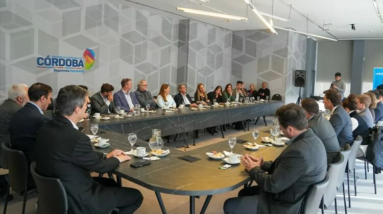Autoridades cordobesas y representantes de la UIC durante la presentación del Servicio de Peritos Médicos Oficiales del Fuero Laboral