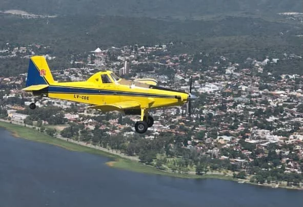 Avión hidrante AT-802 sobre la pista de Pocho listo para combatir incendios en Córdoba