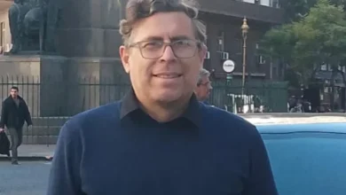 Emiliano Torres y Marta Toledo en el Hospital Córdoba durante el reclamo de cobertura médica