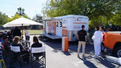 Camión de la campaña Salvá Tu Piel ofreciendo controles dermatológicos gratuitos en el Hospital Municipal Príncipe de Asturias, Córdoba