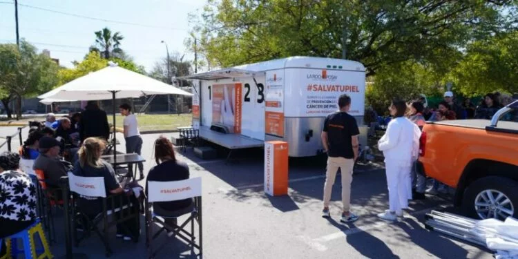 Camión de la campaña Salvá Tu Piel ofreciendo controles dermatológicos gratuitos en el Hospital Municipal Príncipe de Asturias, Córdoba