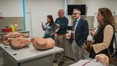 Delegación peruana recorriendo instalaciones médicas de Córdoba durante el evento Córdoba Health Experience